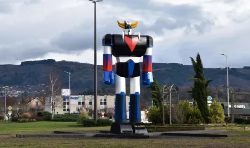 Il construit un Goldorak gréant sur un rond-point