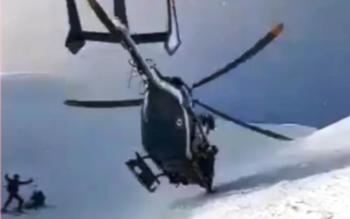 Un impressionnant sauvetage en hélicoptère en haute montagne fait...