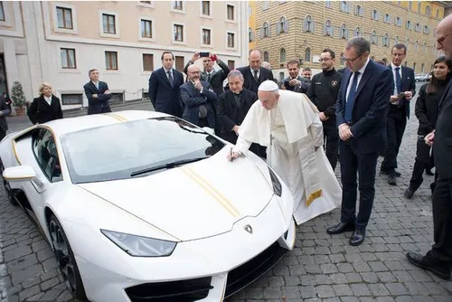 Le Pape met en jeu sa Lamborghini pour 10$