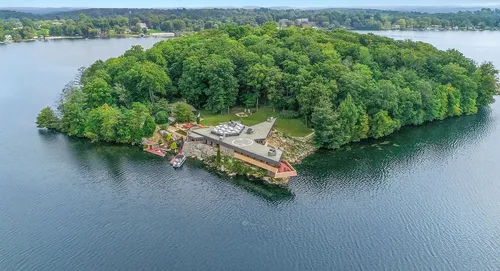 A vendre : île privée à une heure de New-York, villas incluses