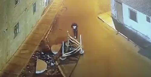 Le nez collé à son portable, il tombe dans une bouche d'égout