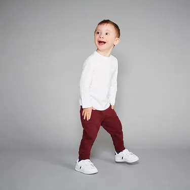 Un adorable petit garçon trisomique devient mannequin