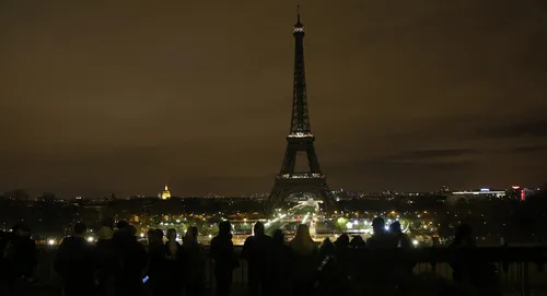 La tour Eiffel s'éteindra ce soir en hommage aux victimes de...