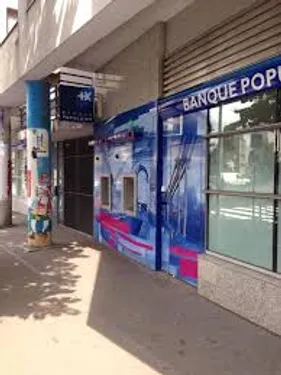 Econduite par son banquier, elle revient avec un fusil d'assaut