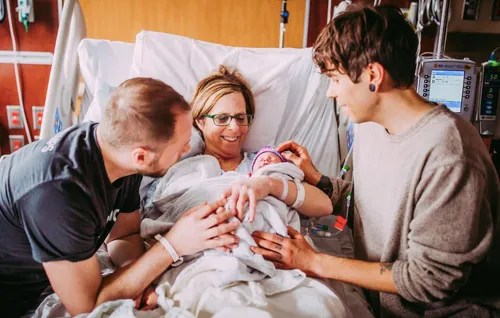 A 61 ans, elle accouche de sa petite-fille...