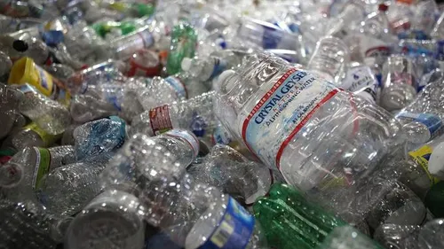 Sans le savoir, on pourrait ingérer jusqu'à 5g de plastique par...
