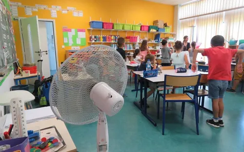 Canicule : les écoliers invités à rester chez eux jeudi et vendredi