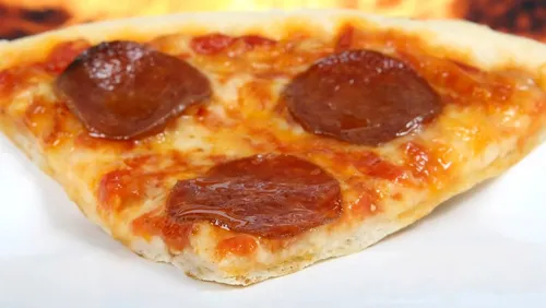 Sa compagne mange une pizza au chorizo, il la mord et lui arrache...