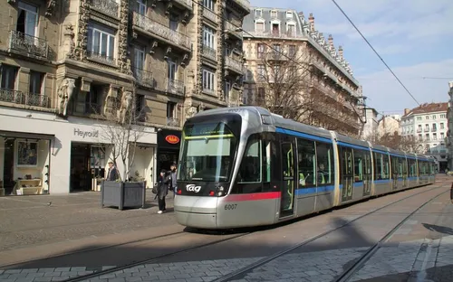 Il voyage accroché à l'arrière d'un tramway car il en a marre des gens