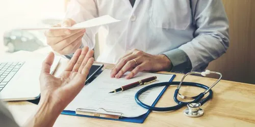 Un médecin en garde à vue pour avoir jusqu'à 120 patients par jour...