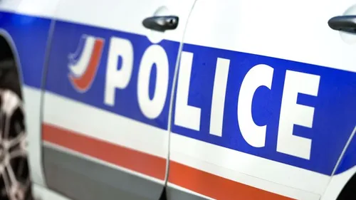 Il vole la voiture des policiers... et les insulte au mégaphone