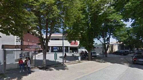 Var : un prof séquestre des élèves dans sa classe pour les...