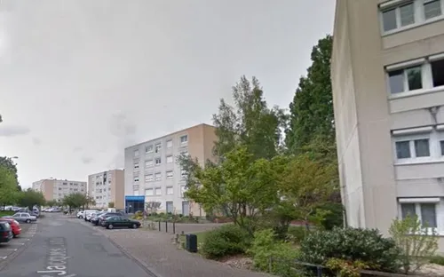 Elle saute du 3e étage avec sa fille de 2 ans dans les bras, pour...