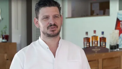 Un chef mange dans son restaurant tous les jours, l'Urssaf le...