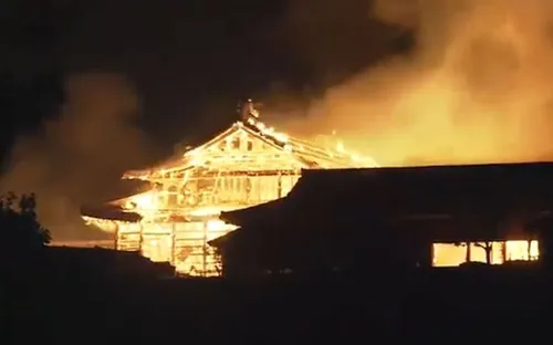 Japon : un incendie ravage le château de Shuri, classé au...