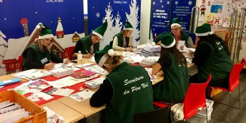 Le secrétariat du père Noël a reçu ses premières lettres