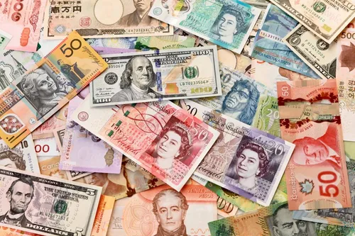 Apparitions mystérieuses de liasses de billets dans un village