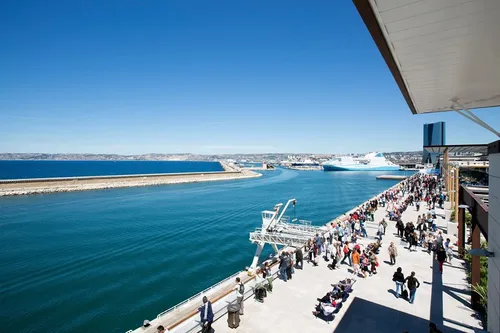 Marseille : une patinoire et un village de Noël aux Terrasses du Port