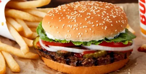 Elle découvre une chenille dans un hamburger Burger king