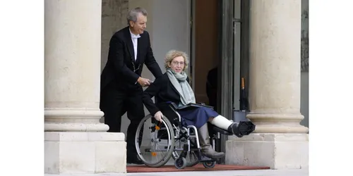 La Ministre du Travail, le pied dans le plâtre après une chute à...
