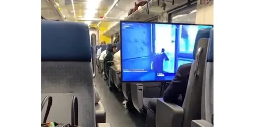 Il installe un écran géant dans le train pour jouer à la console