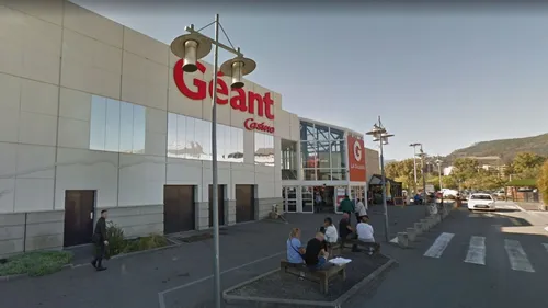 Un SDF se laisse enfermer dans un supermarché et est condamné à six...