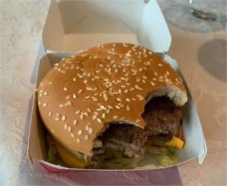 Elle sort du McDo et découvre que ses burgers ont été croqués !