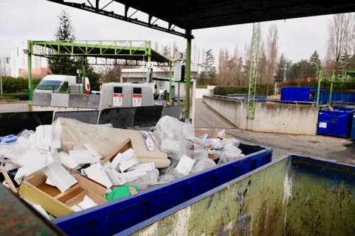 En débarrassant la maison d'un proche décédé, ils jettent un carton...