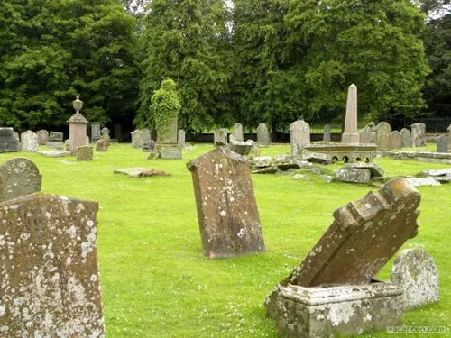 Il découvre une tombe à son nom et suspecte son ex-femme