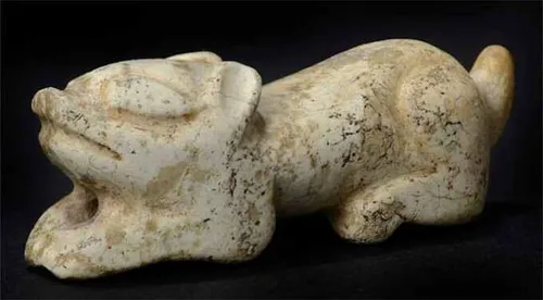 Il retrouve une babiole dans son garage, il s'agit d'une amulette