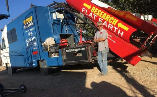 Il se tue avec sa fusée en volant prouver que la Terre est plate