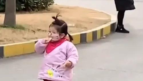 La vidéo de cette petite fille qui tente de manger à travers son...