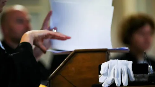 Elle épouse son ex-compagnon à son insu, une magistrate poursuivie