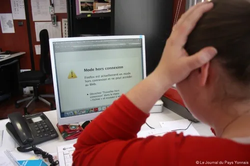 Il quitte son confinement, percute un poteau et prive 70 habitants...