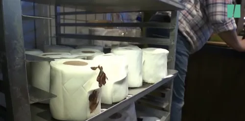 Un pâtissier allemand fabrique des gâteaux en forme de rouleaux de...