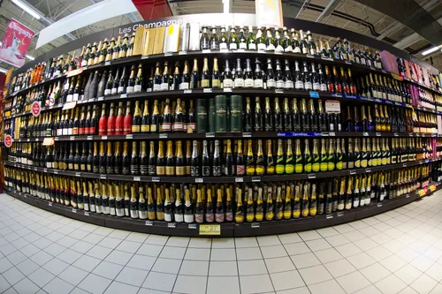 Il s'enferme dans un hypermarché toute la nuit pour boire et...