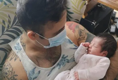 Guéri du Coronavirus, il rencontre sa fille pour la première fois