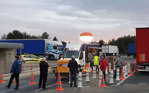 Covid-19 : des repas chauds et gratuits pour les routiers sur les...