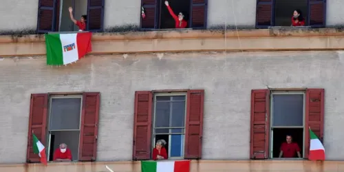 Les Italiens entonnent "Bella Ciao" depuis leurs balcons