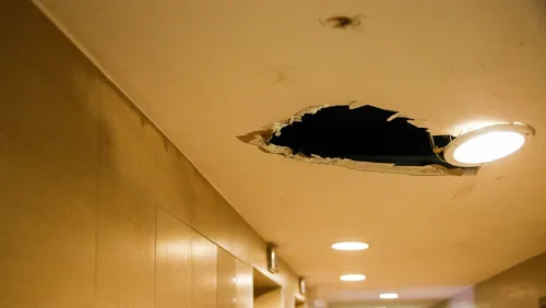 Le plafond de son appartement s’effondre, un dealer tombe dans son...