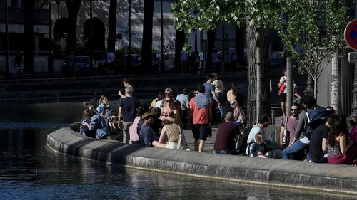 Paris : le canal Saint-Martin bondé, les forces de l'ordre...