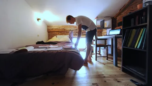 Parti se confiner loin de chez lui, il rentre et découvre dans son...