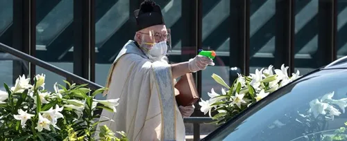 Un prêtre bénit ses ouailles au pistolet à eau !