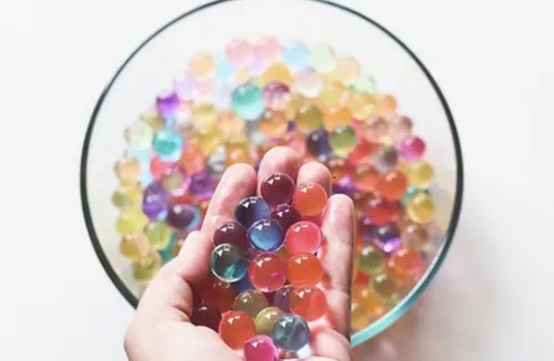 Perles d’eau décoratives : un danger pour les enfants