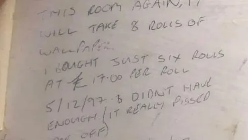 En détapissant sa maison, elle découvre un message laissé par...