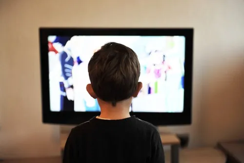 Les enfants regardent trop de pubs pour des produits gras, salés ou...