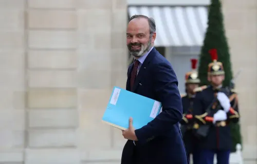 Edouard Philippe a donné la démission du gouvernement au président...