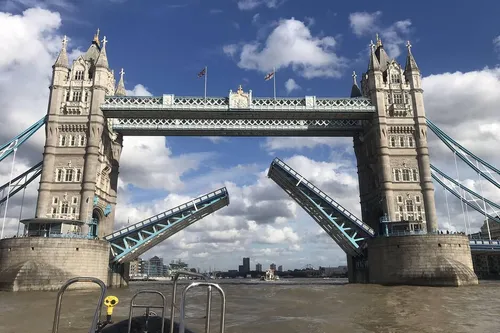 Le Tower Bridge s'est bloqué et a provoqué des bouchons monstres à...