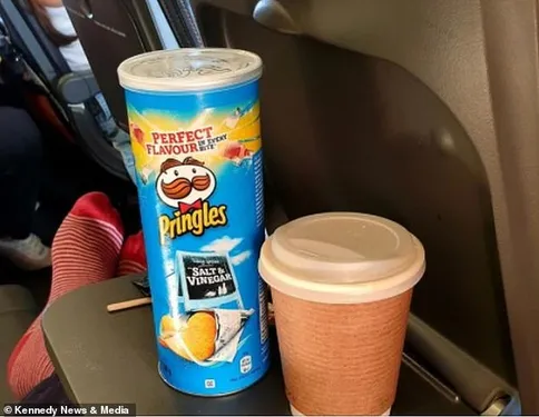 Pour éviter de mettre son masque dans l'avion un touriste grignote...