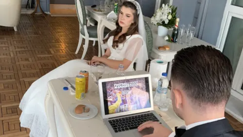 Il lance une partie de Football Manager pendant son mariage